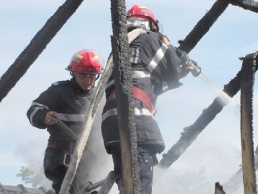 Un grajd a ars complet, din nechibzuinţa unui copil